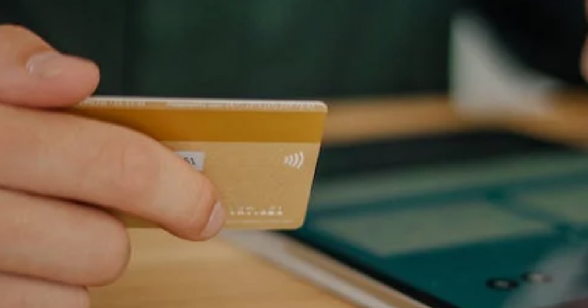 GIRL GIVES HER BF CREDIT CARD, BUT HE GAVE HIS WIFE TO USE