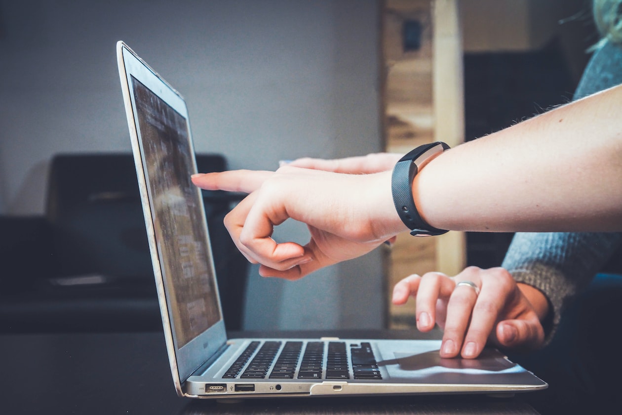 WOMAN STOLE BUSINESS IDEA FROM FRIEND AND EXPECTS FRIEND TO HELP
