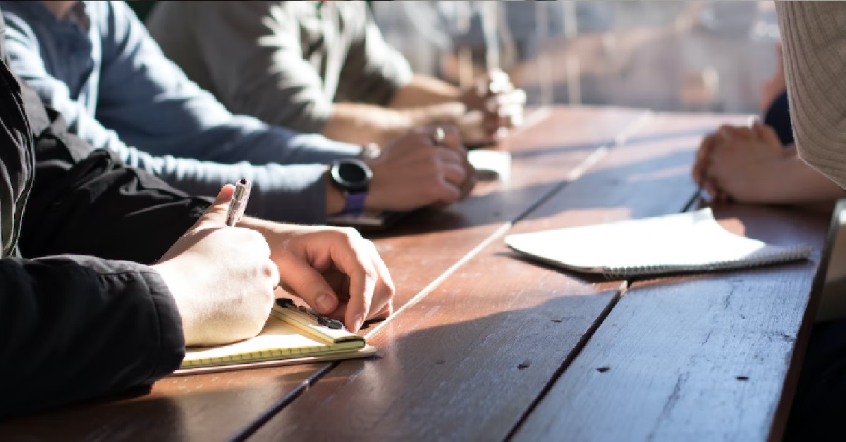 GUY REJECTS LOW-PAYING JOB OFFER, PUSHY JOB RECRUITER TRIES TO HARD-SELL IT TO HIM