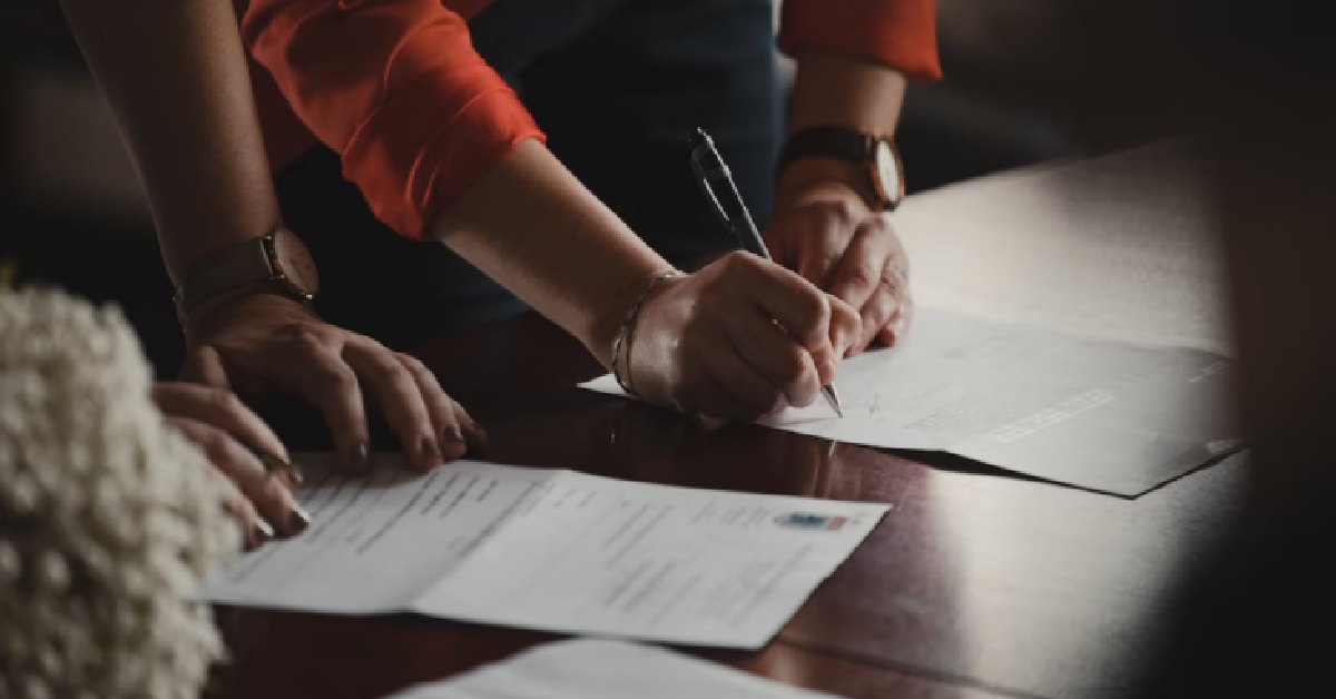 GUY ACCEPTED JOB OFFER THEN CHANGED HIS MIND EMPLOYER WANTS 1 MONTH 