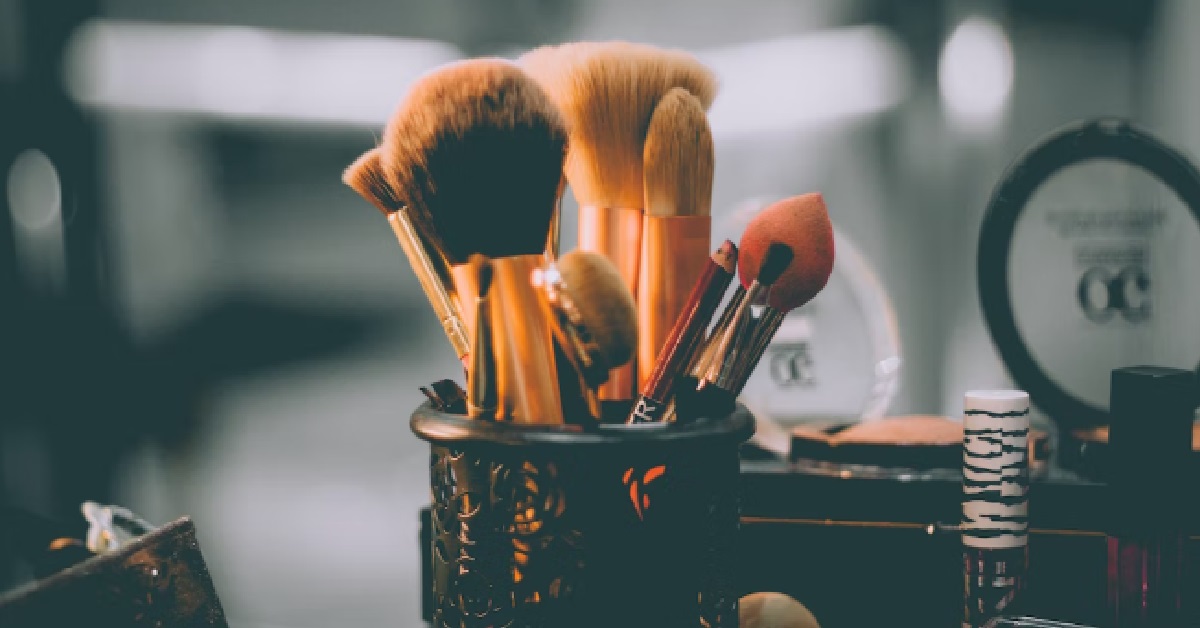 GIRL FOUND OUT BF IS 23 YEARS OLDER, LIED ABOUT HIS AGE BY WEARING MAKEUP