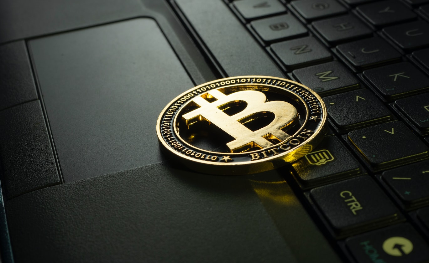 MAN JUSTIFIES HOW NORMAL STOCKS CAN BE RISKIER THAN CRYPTO, KENA FLAME BY NETIZENS