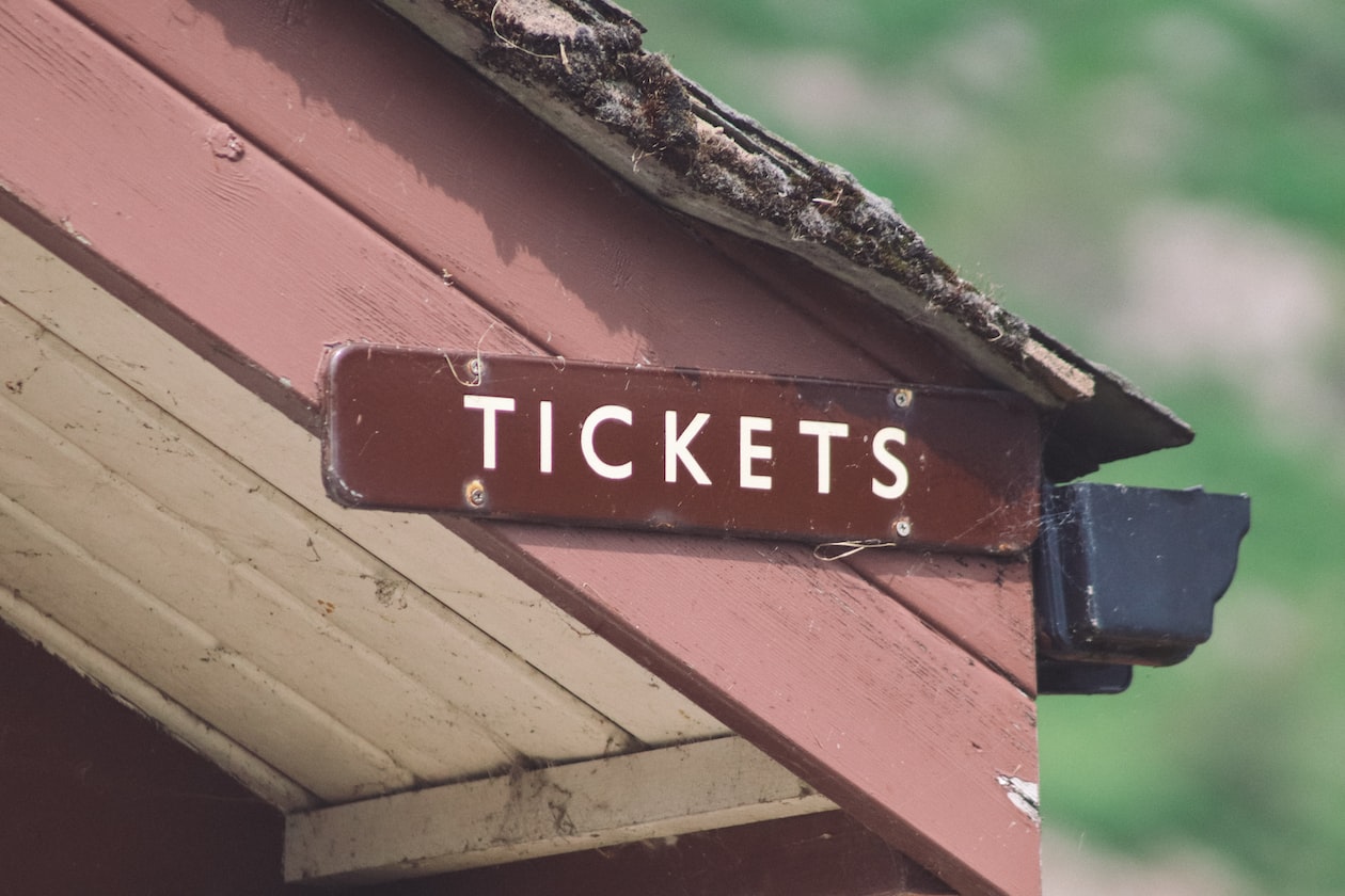TINDER DATE CHEATS MAN INTO PAYING FOR EXPENSIVE CONCERT TICKETS & GOES MIA