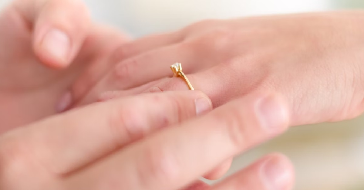 ENGAGED COUPLE BROKE UP BECAUSE FIANCEE REFUSES TO WEAR ENGAGEMENT RING