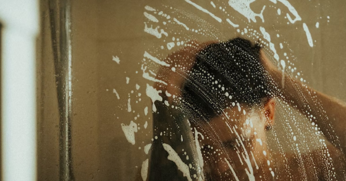 SMELLY COLLEAGUE DOESN’T SHOWER IN THE MORNING: “AFTERNOON WILL SWEAT AGAIN WHAT”