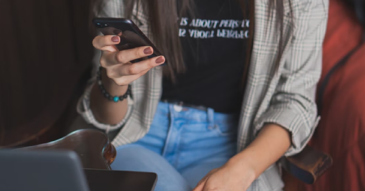WOMAN RECEIVES MESSAGE INSISTING HER BF CHEATED, BUT GUY IN PHOTO WASN’T HIM