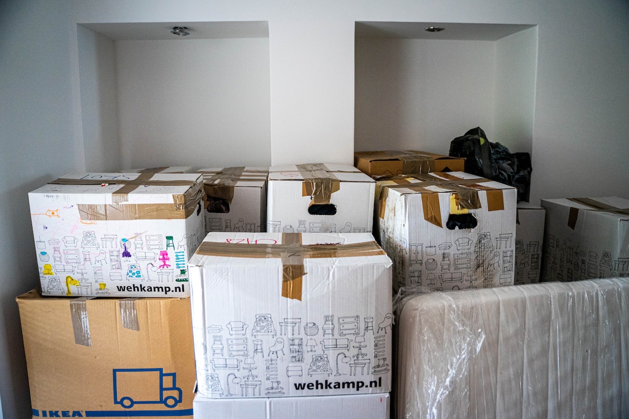 MAN EXPLAINS THE BENEFIT OF MOVING OUT OF HIS PARENT’S HOME BEFORE 30 Y.O