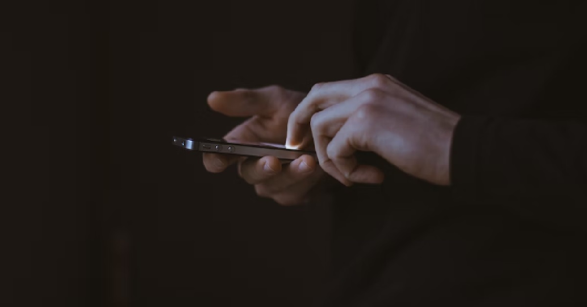 GIRL VIDEO CALLS BF FOR HIS “PRESENCE” & LEAVES IT ON TO DO HER OWN THINGS