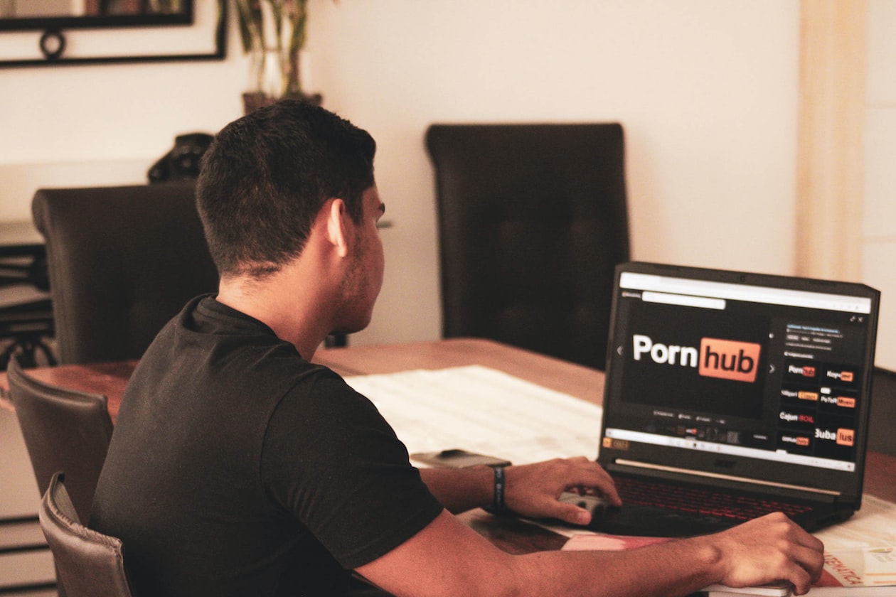 WIFE SAYS HER HUSBAND DON’T LOVE HER & CHEATED CAUSE HE WATCHES “VIDEOS” ONLINE