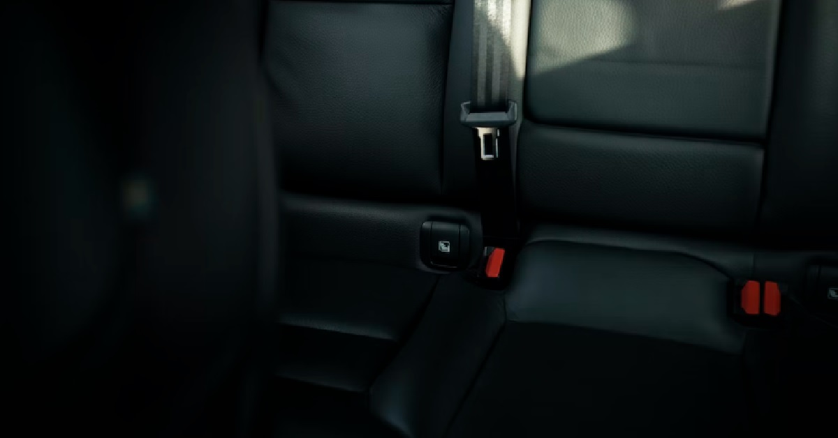 MAN SEES FEMALE GHOST IN HIS BACKSEAT, ASKS IF IT’S REALLY GHOST OR HE’S GOING CRAZY