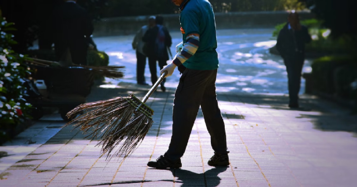 FATHER WORKS AS A CLEANER, GETS LOOKED DOWN BY STRANGER WHO CALLED HIM “DIRTY”