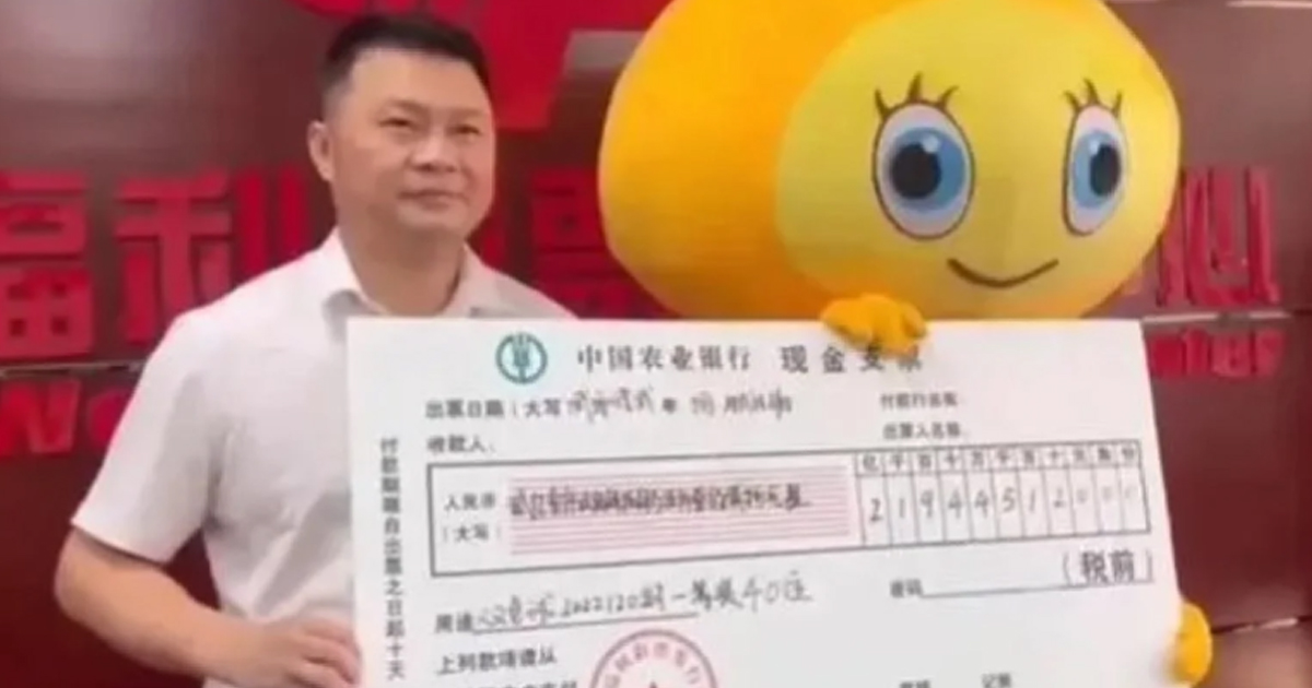 PRC MAN WEAR COSTUME TO COLLECT S$43 MILLION LOTTERY, DON’T WANT TELL WIFE OR KIDS
