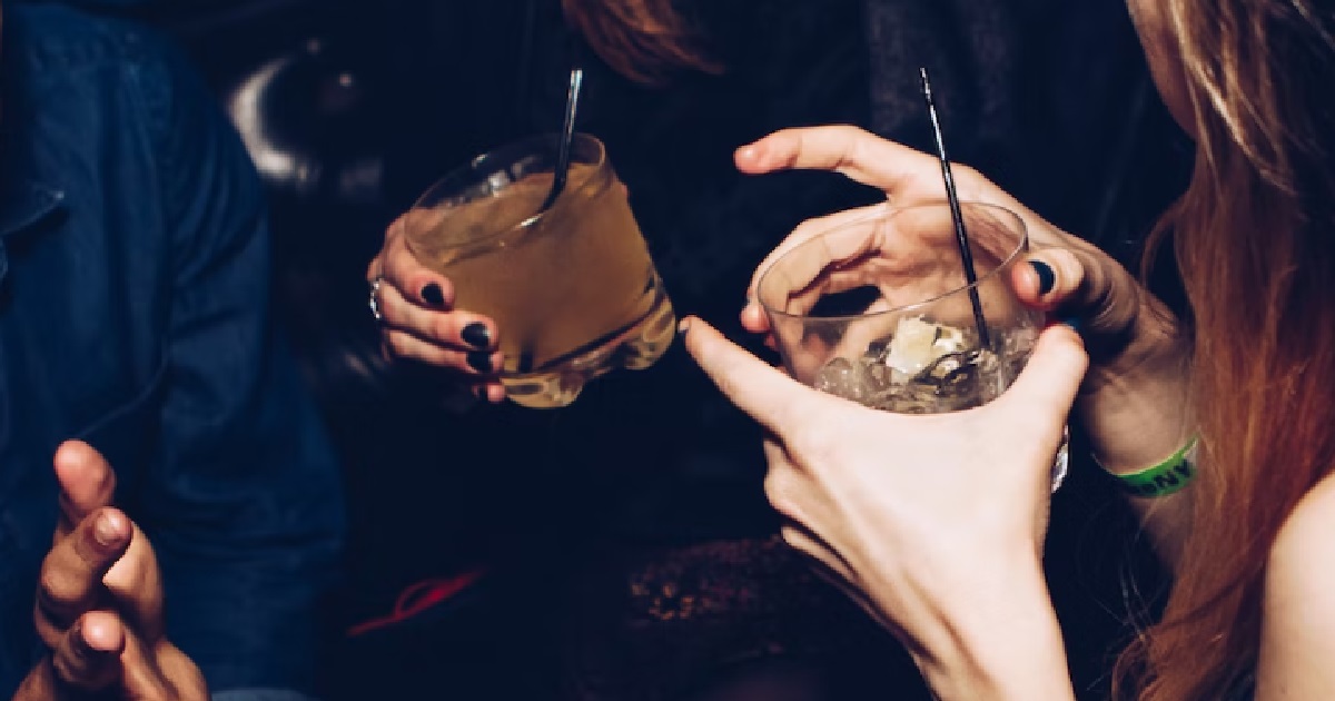 PARENTS GIVE 16 Y.O DAUGHTER CURFEW, BUT LETS HER GO DRINKING & CLUBBING