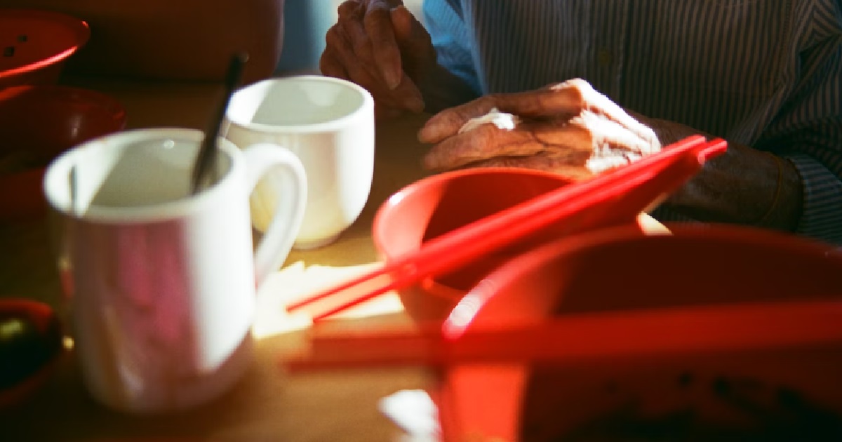 WOMAN LIMITS HERSELF TO $8/DAY ON FOOD, BUT STRUGGLES TO FEEL FULL