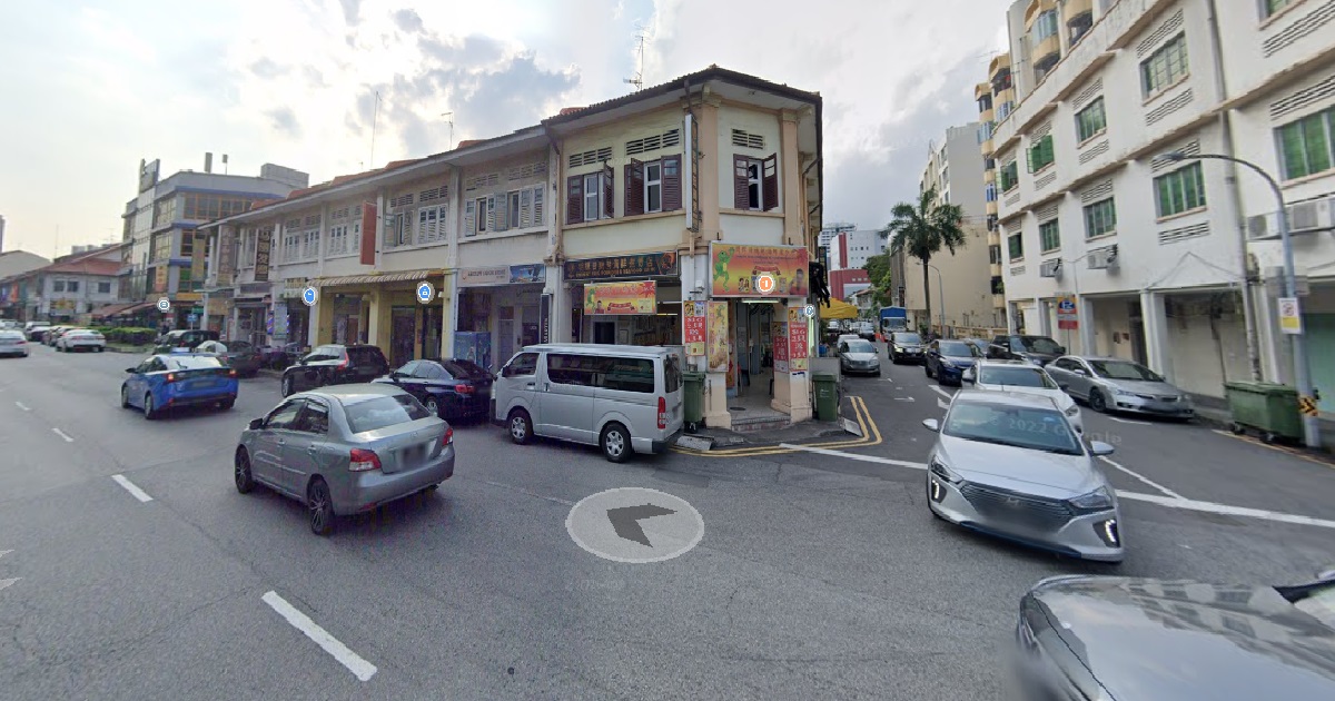 MAN GOT DRAGGED 10M AFTER GRABBING DRIVER’S STEERING WHEEL DURING FIGHT @ GEYLANG