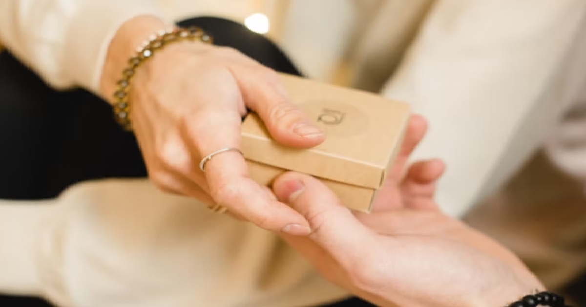 GF SAYS SHE DOESN’T CARE ABOUT THE PRICE OF GIFTS, BUT NOT HAPPY WITH BF’S $20 PRESENT