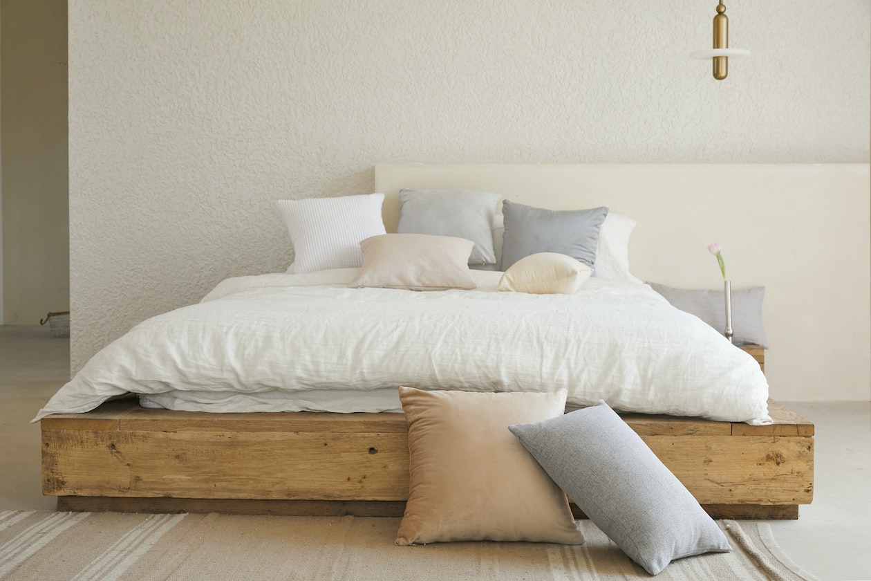 HUSBAND SLEEPS WITH 10 PILLOWS, WIFE CANNOT TAKE IT ONLY GIVEN 50CM PLACE TO SLEEP