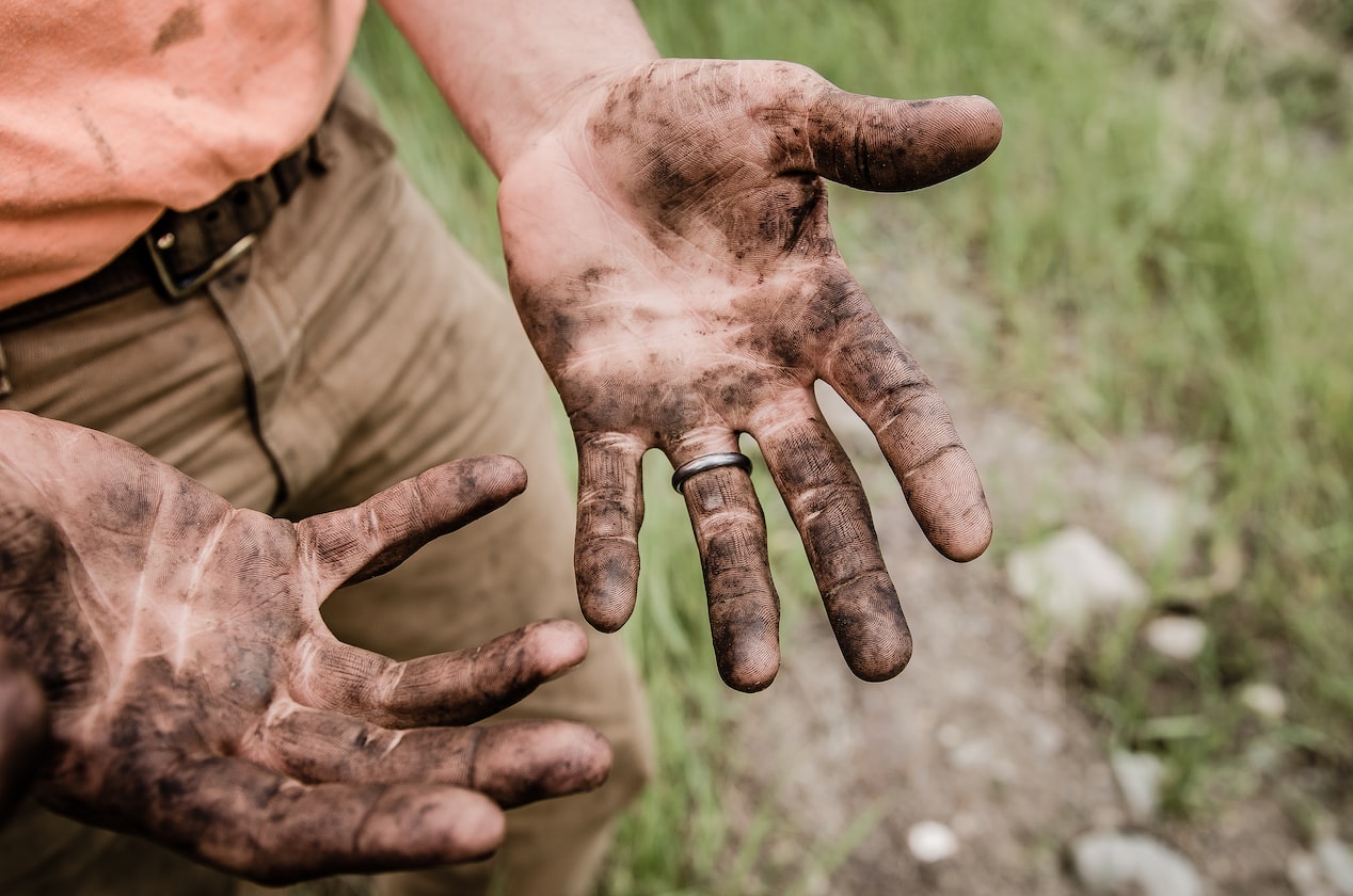 MAN HOOK UP WITH EX THAT LIKES TO DO IT FROM BEHIND, END UP FINGERS ALL ‘BROWNED”