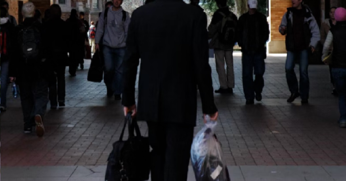 INSURANCE AGENT ASKED FRIEND TO JOIN HIM SO CAN GET PROMOTED, THEN PANGSEH HIM & LEAVES