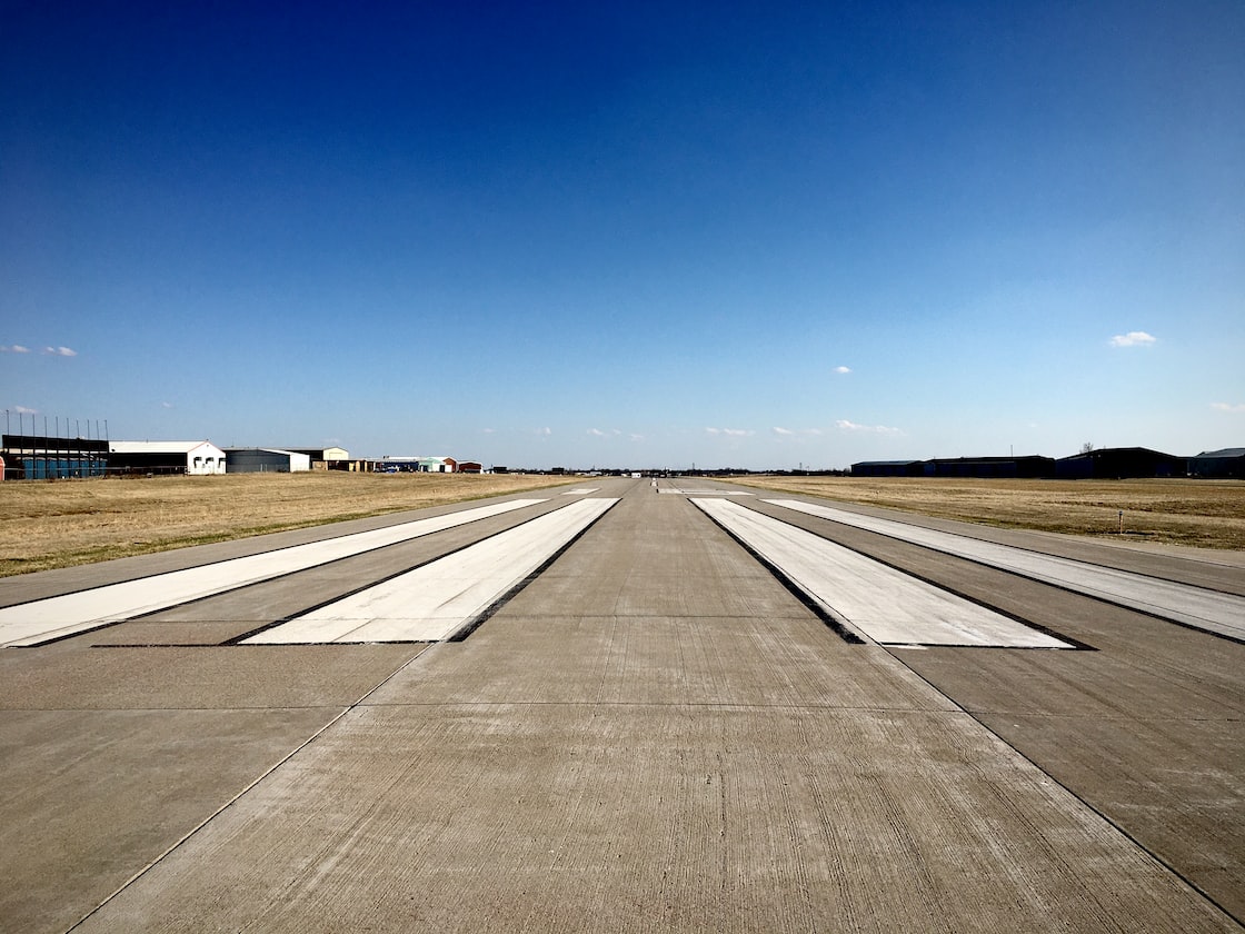 GIRL ASKED: “Is it true that taller girls tend to look more ‘airport’ “