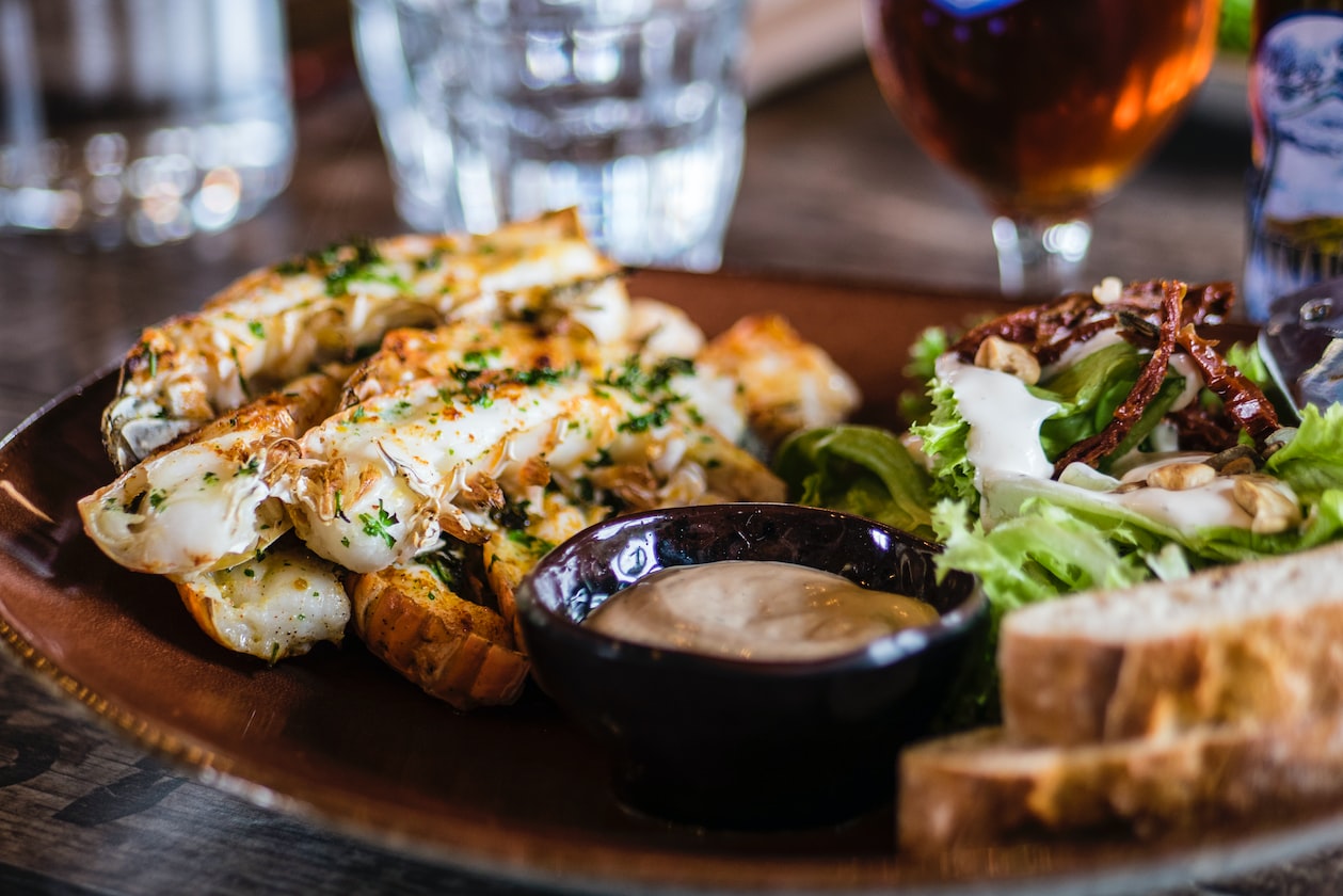 WOMAN WANTS TO START AN ARGUMENT WITH BF AS HE SHARED HIS FOOD WITH RANDOM WOMEN