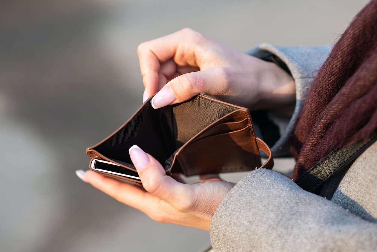 MOTHER STEALS DAUGHTER’S MONEY, FATHER TAKES MONEY TO BUY CIGARETTES