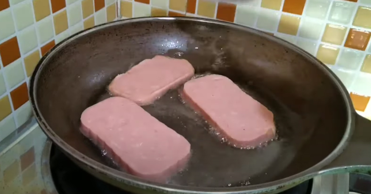 BF PAYS FOR EVERYTHING AT HOME, JOBLESS GF EATS ALL THEIR FOOD & LEAVES HIM NOTHING