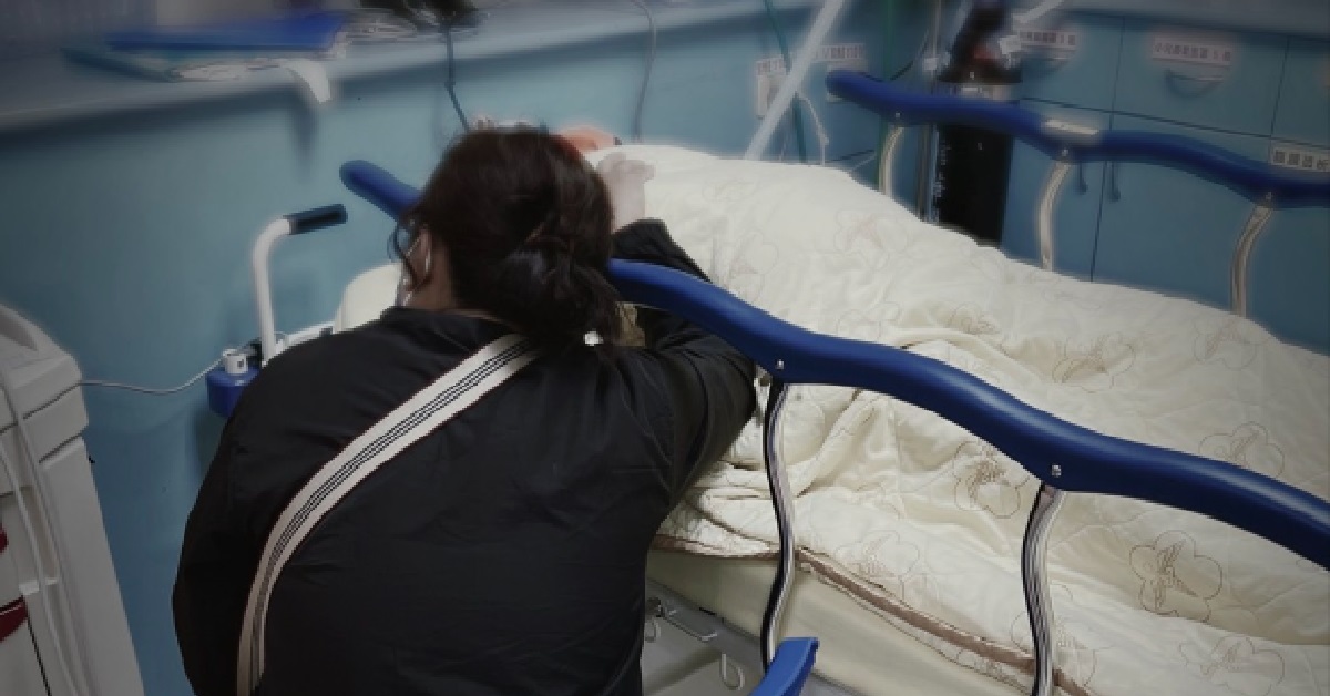 MAID BROKE DOWN AFTER ELDERLY EMPLOYER DIES, DOCTOR MOVED BY TOUCHING SIGHT