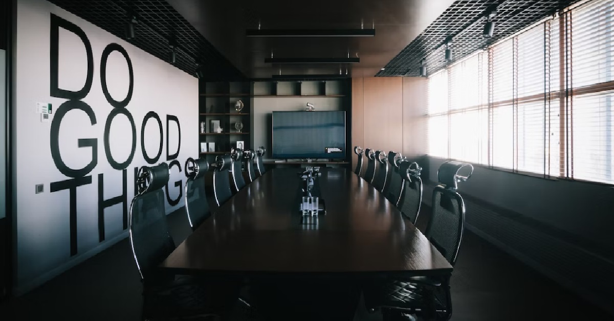 GUY RECEIVED OUTSIDE JOB OFFER WITH EXTRA $10K, BOSS COUNTERS WITH $20K OFFER