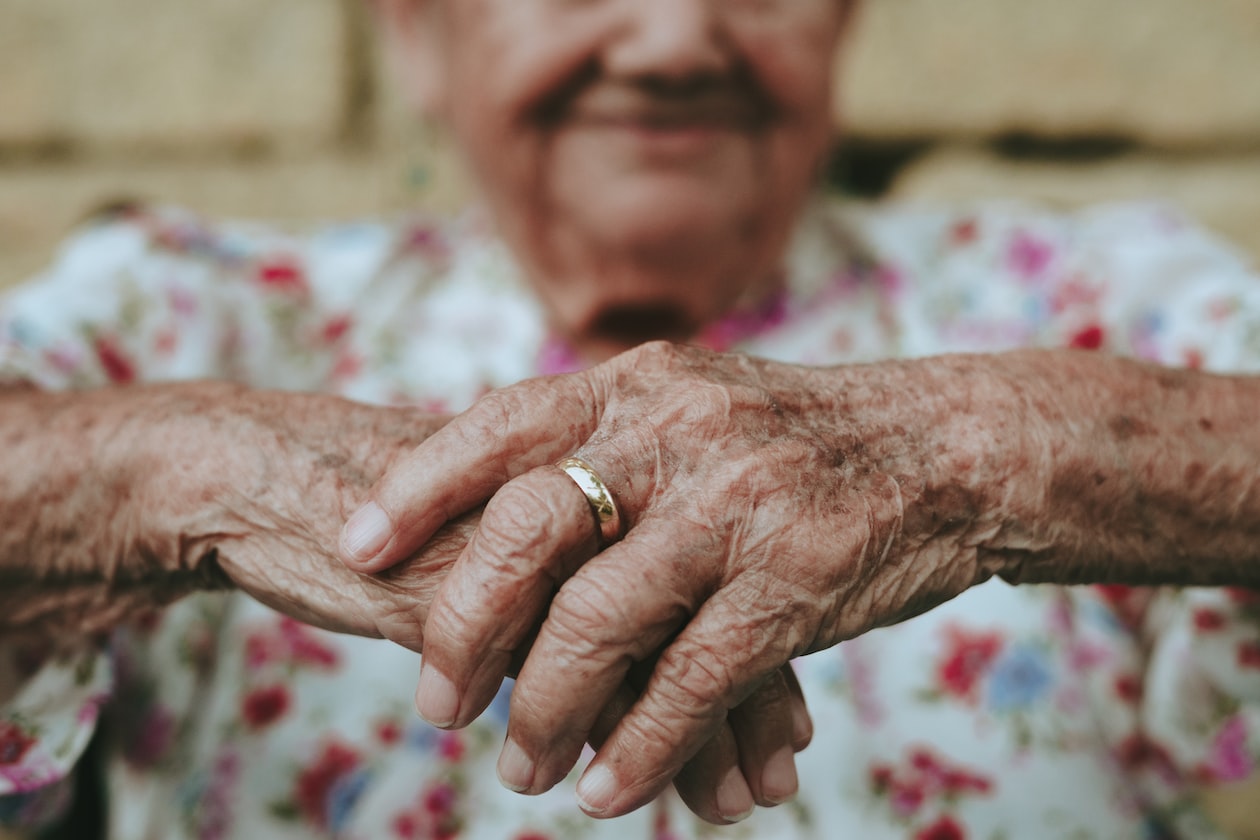 WOMAN CONSIDERING DIVORCE BECAUSE OF HER MOTHER-IN-LAW WHO FINDS PROBLEM