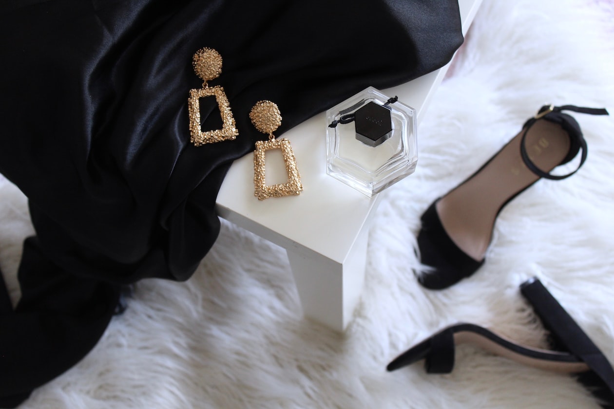 SALES STAFF WORKING IN LUXURY BOUTIQUE SAYS: “WE ARE TAUGHT TO STEROTYPE & JUDGE CUSTOMERS”
