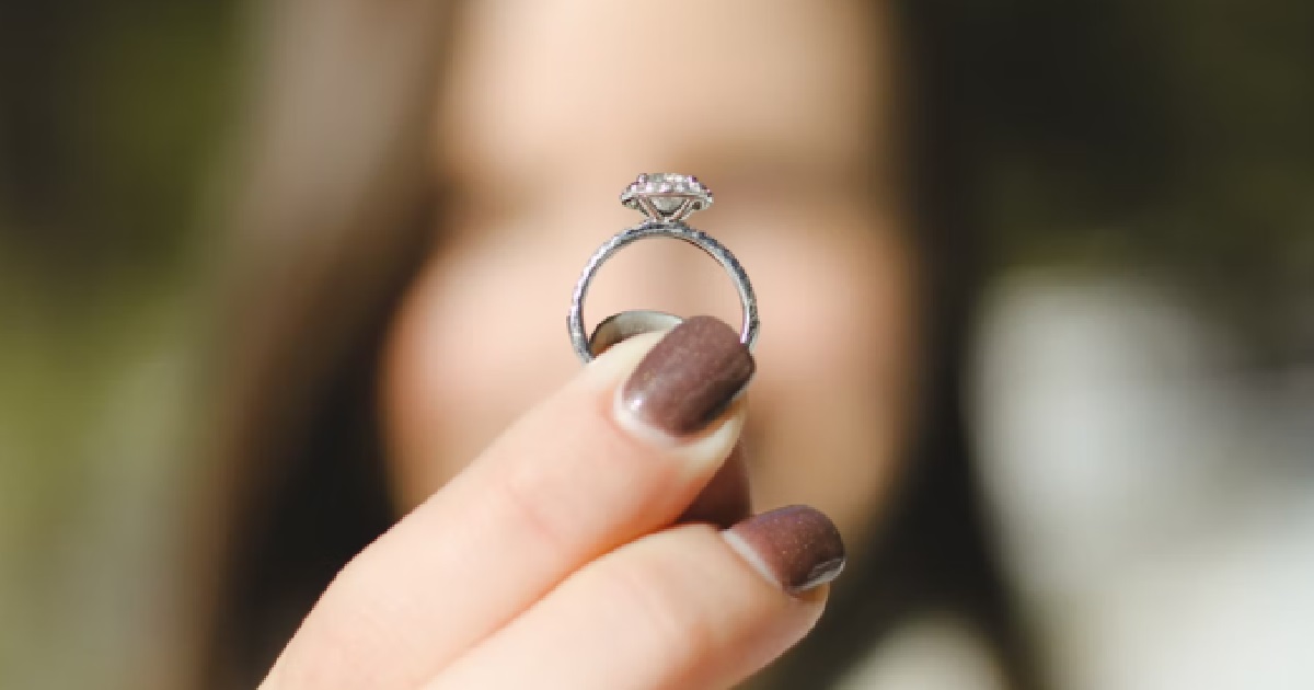 MOTHER IS WILLING TO GIVE HEIRLOOM TO SON’S GF, BUT SHE HAS A PROBLEM WITH IT