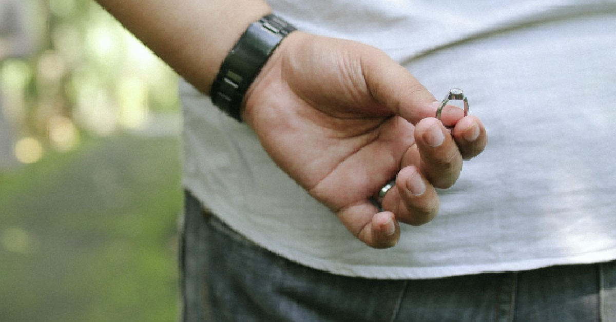 GUY ABOUT TO PROPOSE TO HIS GF, CAME HOME TO SURPRISE HER BUT CAUGHT HER CHEATING