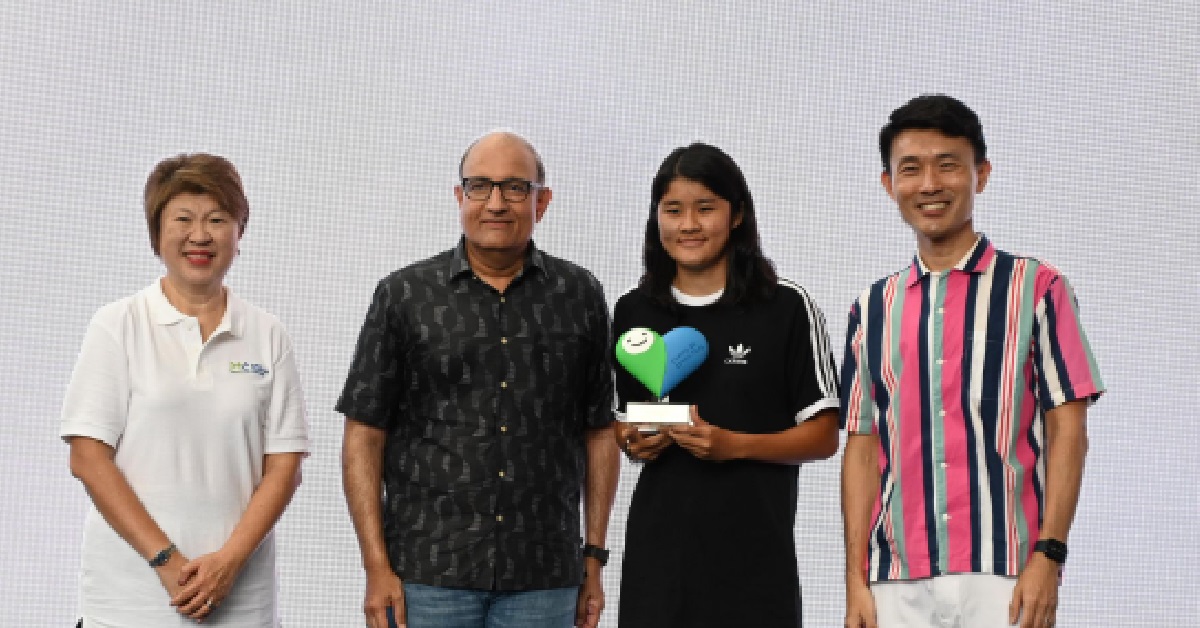 KIND GIRL FROM REPUBLIC POLY SENT ELDERLY COMMUTER HOME & BUYS HIM FOOD