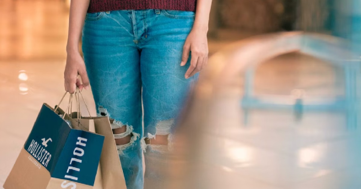 JOBLESS SINGLE MUM NO MONEY TO FEED HER SON, BUT GOT MONEY TO GO SHOPPING
