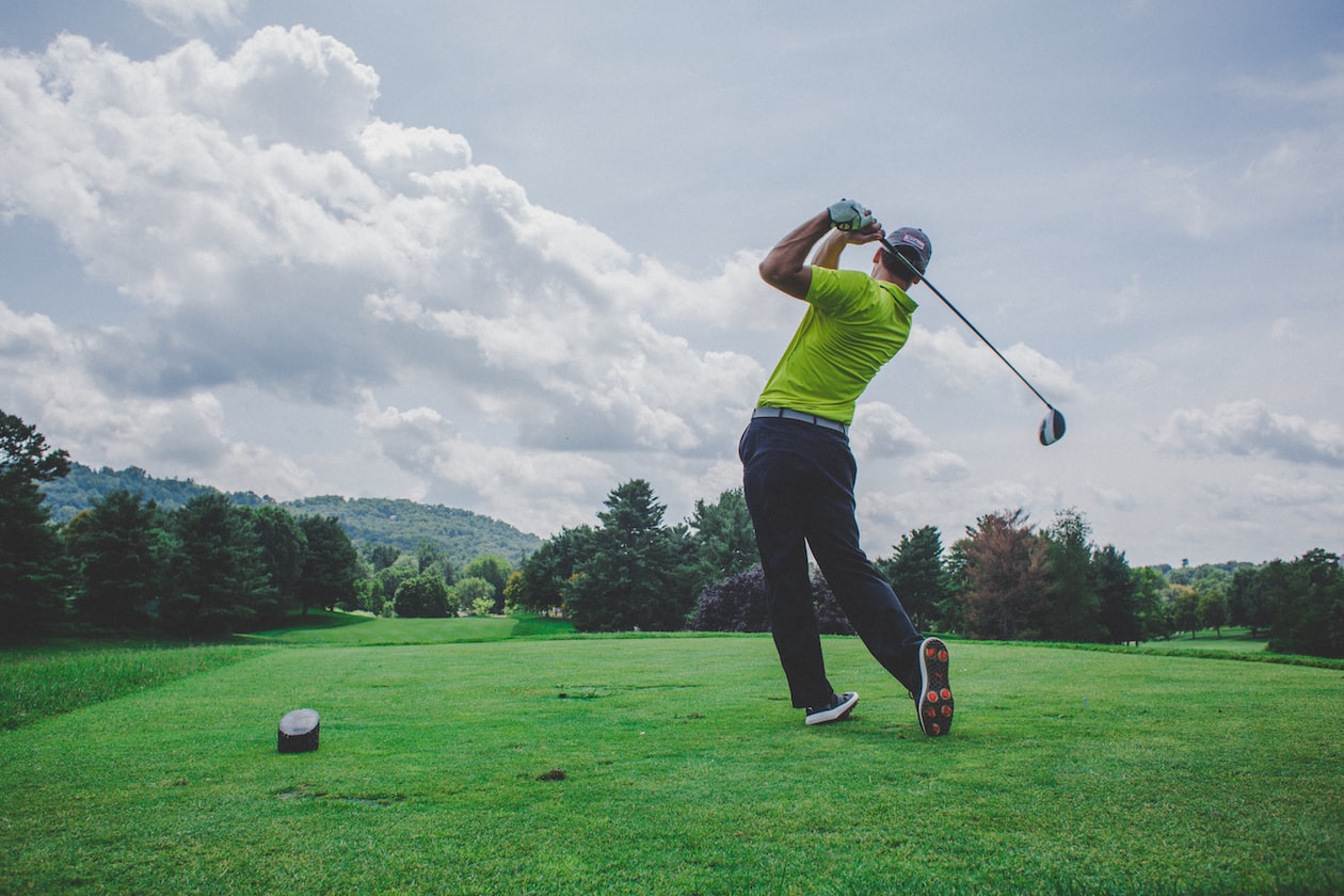 MAN ACTS HIGH-CLASS JIO FRIEND TO PLAY GOLF, BUT HE HAS A MOUNTAIN OF DEBTS