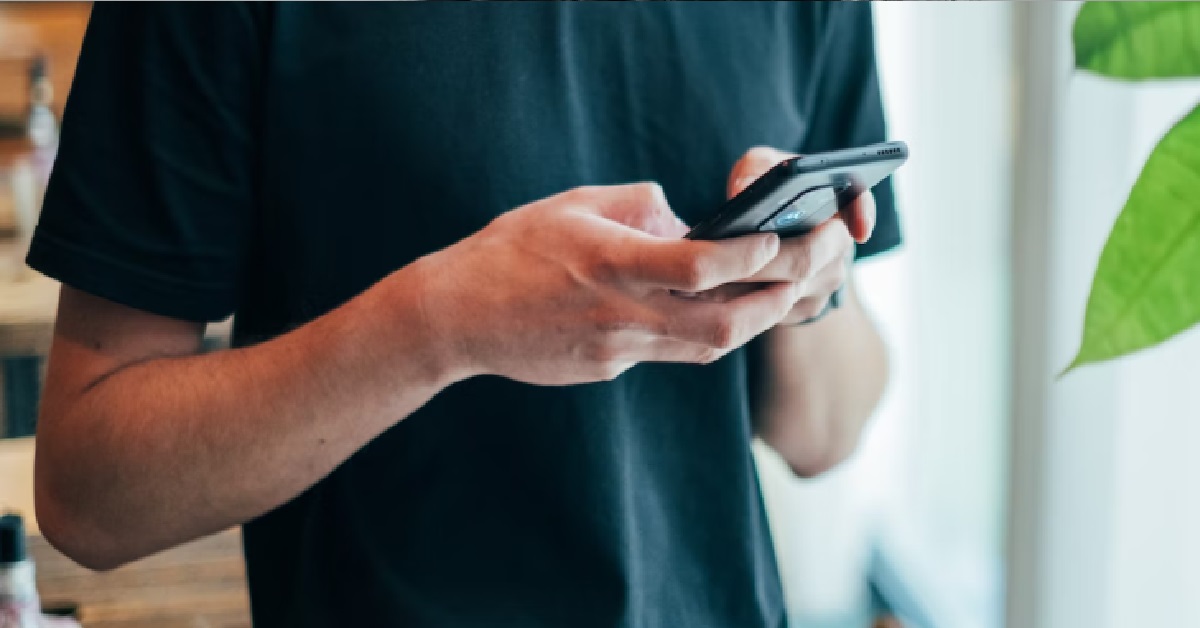 WOMAN EXPECTS MEN TO DROP EVERYTHING THEY’RE DOING WHEN SHE TEXTS, REPLY INSTANTLY