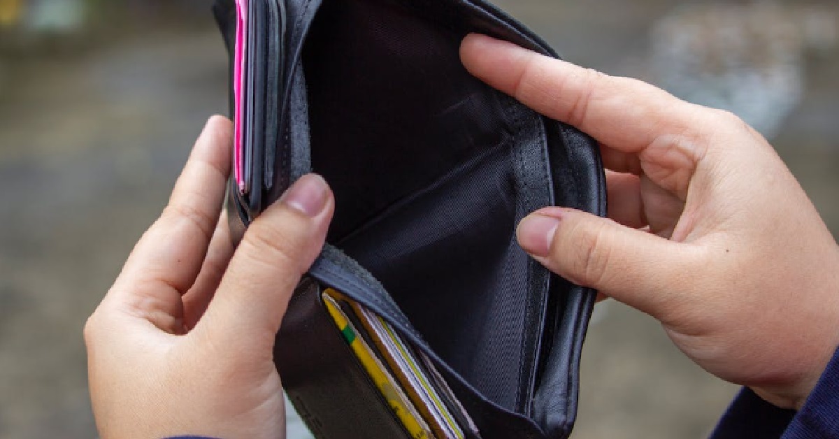 NETIZEN – YOUNGSTERS THESE DAYS SPEND MONEY LIKE IT’S FREE, THEN COMPLAIN NO MONEY