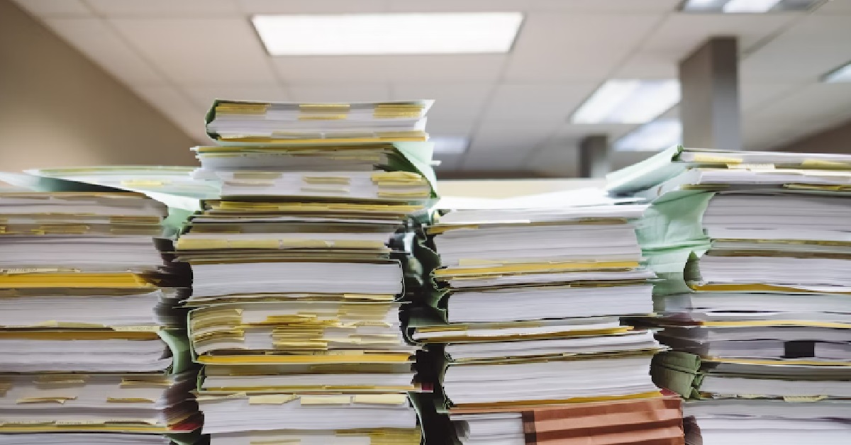 22 Y.O JUST STARTED 1ST JOB, BOSS DUMPED HUGE LOAD OF TASKS ON HIM & LEAVES HIM TO “DIE”