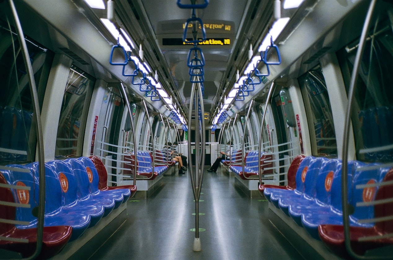 GROUP OF FTs BOARD MRT, FORCE MAN TO MOVE LIKE THEY ARE ‘ENTITLED’ TO SEATS