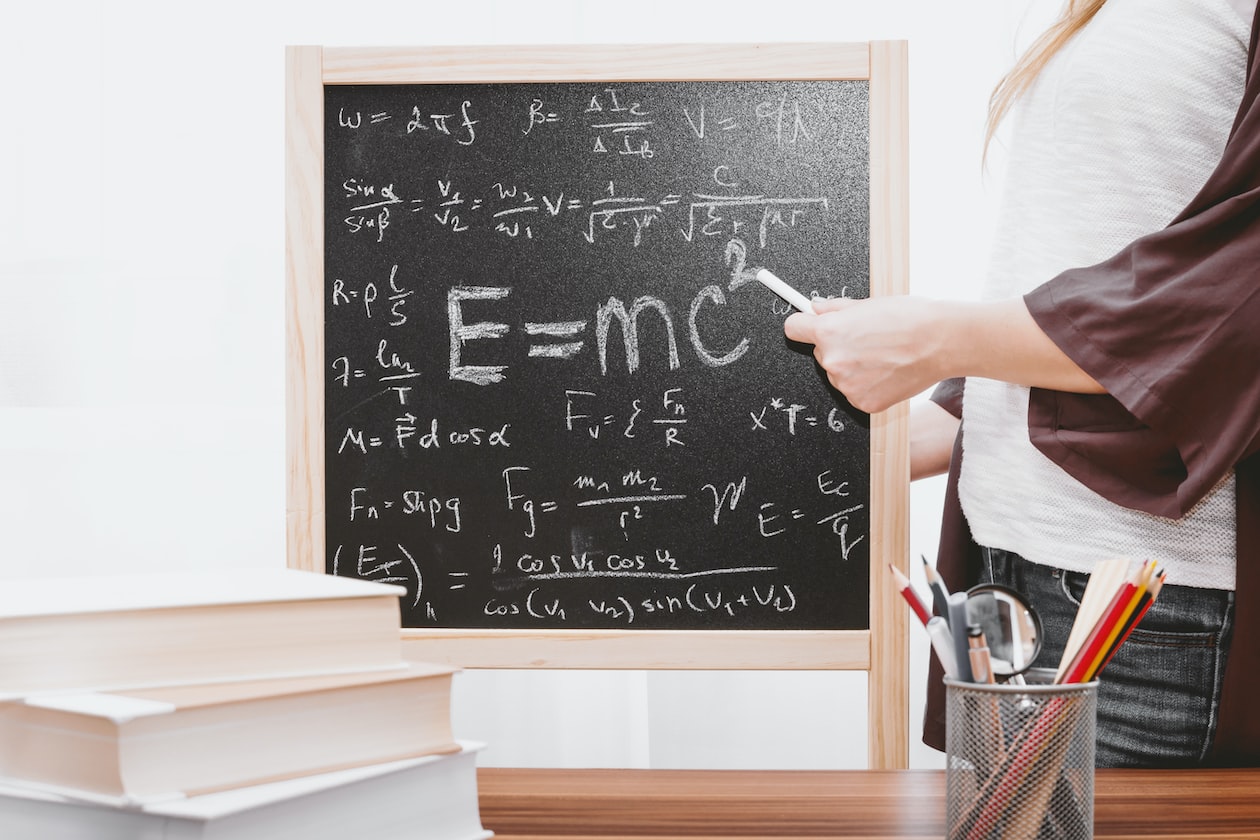 MAN FINDS OUT HIS PRI SCHOOL TEACHER CRUSH IS STILL SINGLE, GOES AFTER HER