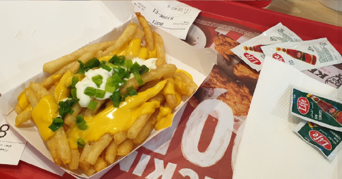 KFC STAFF ALLEGEDLY TOLD WOMAN “YOU ORDER 1 CHEESE FRIES, WHY NEED 2 KETCHUP!”