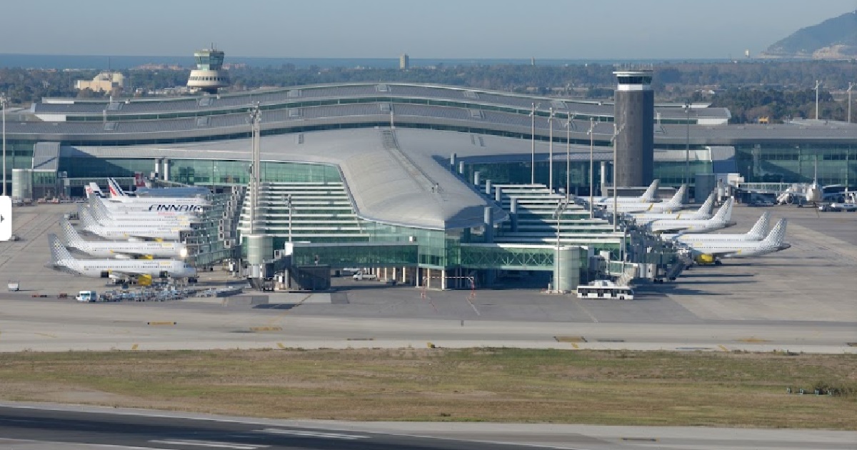 PASSENGERS FLED PLANE AFTER PREGNANT WOMAN FAKED LABOR TO FORCE EMERGENCY LANDING