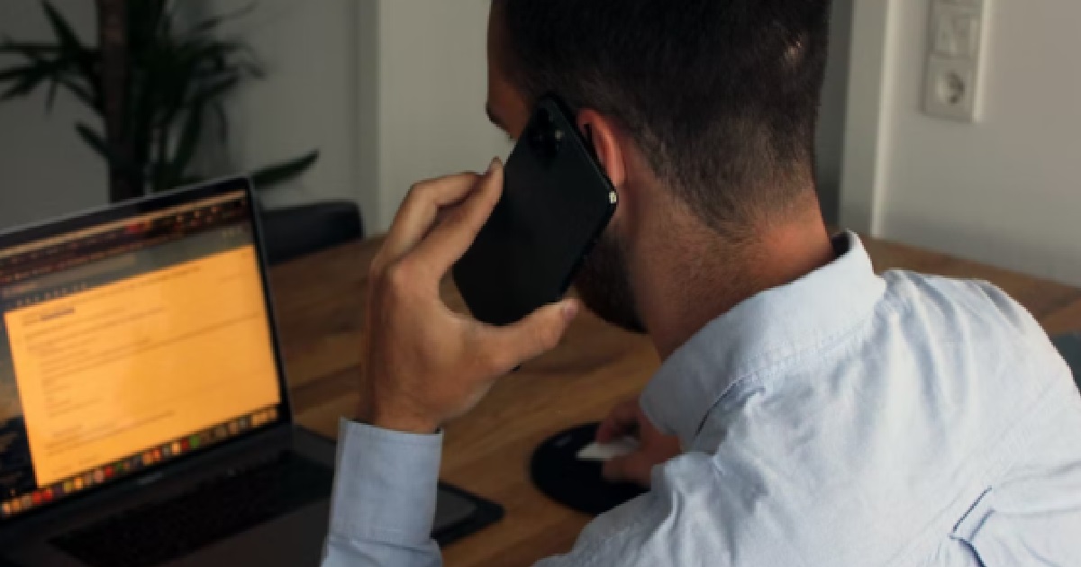 GUY KEEPS GETTING SPAM CALLS FROM PROPERTY AGENTS TO SELL HOUSE, BUT HE GOT NO HOUSE