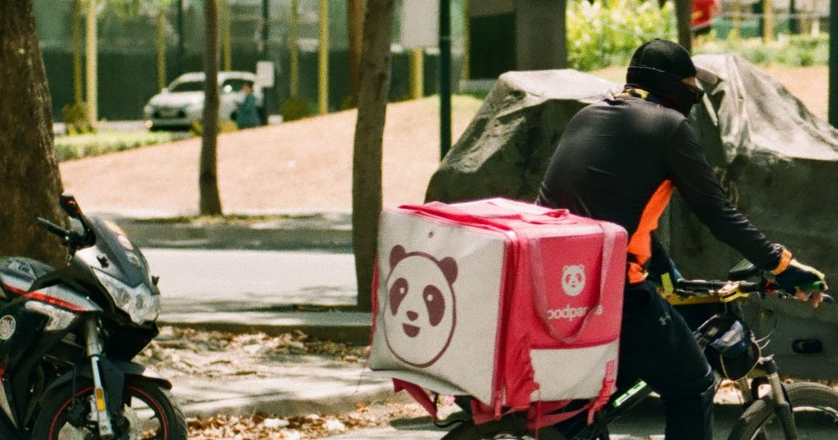 MAN WITH DEGREE SAYS HE RATHER WORK FOOD DELIVERY THAN OFFICE JOBS