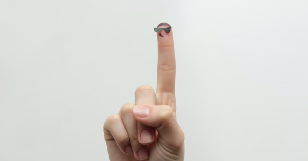 GUY “USED FINGERS” ON GF, WANTS TO PUKE BECAUSE IT SMELLS LIKE “PEE & CHEESE”