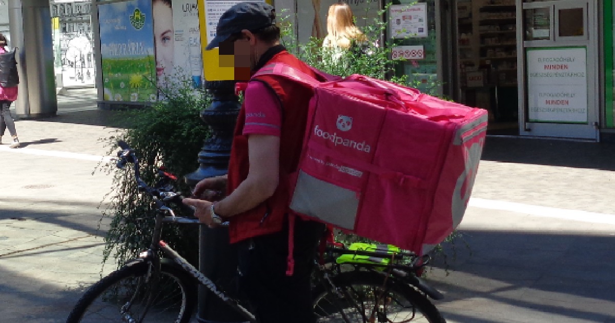 FOODPANDA RIDER SPILLED CUSTOMER’S DRINK, BOUGHT A REPLACEMENT & STILL KENA COMPLAINT