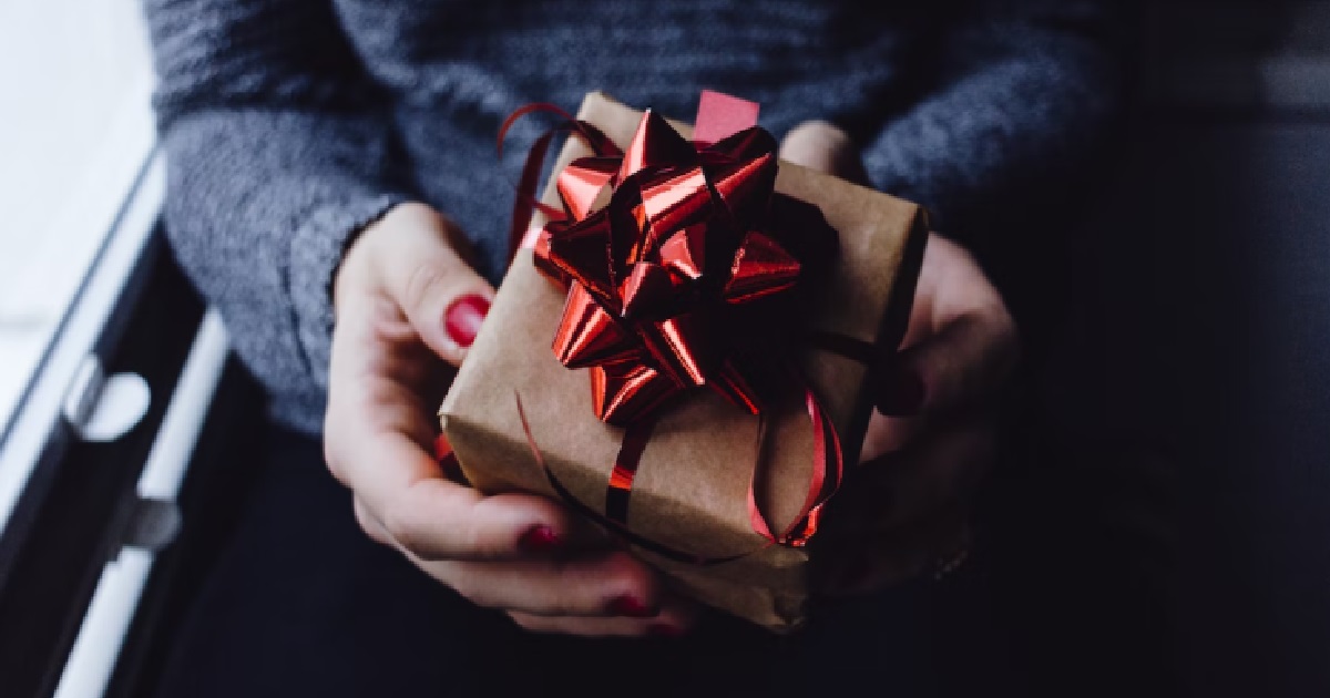 TEMP STAFF MADE TO CHIP IN $109 FOR GIFT TO COLLEAGUE THAT HE DOESN’T EVEN TALK TO