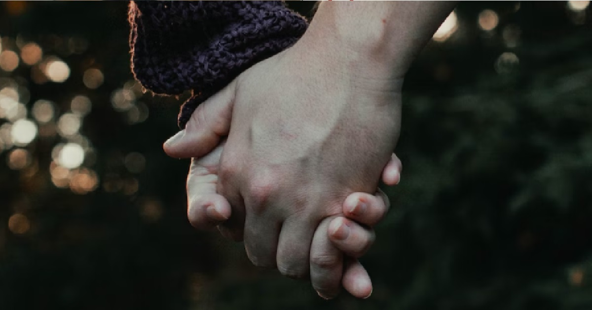 MAN HOLDS MUM’S HAND WHEN IN PUBLIC, BUT SCARED PEOPLE THINK SHE’S HIS SUGAR MUMMY