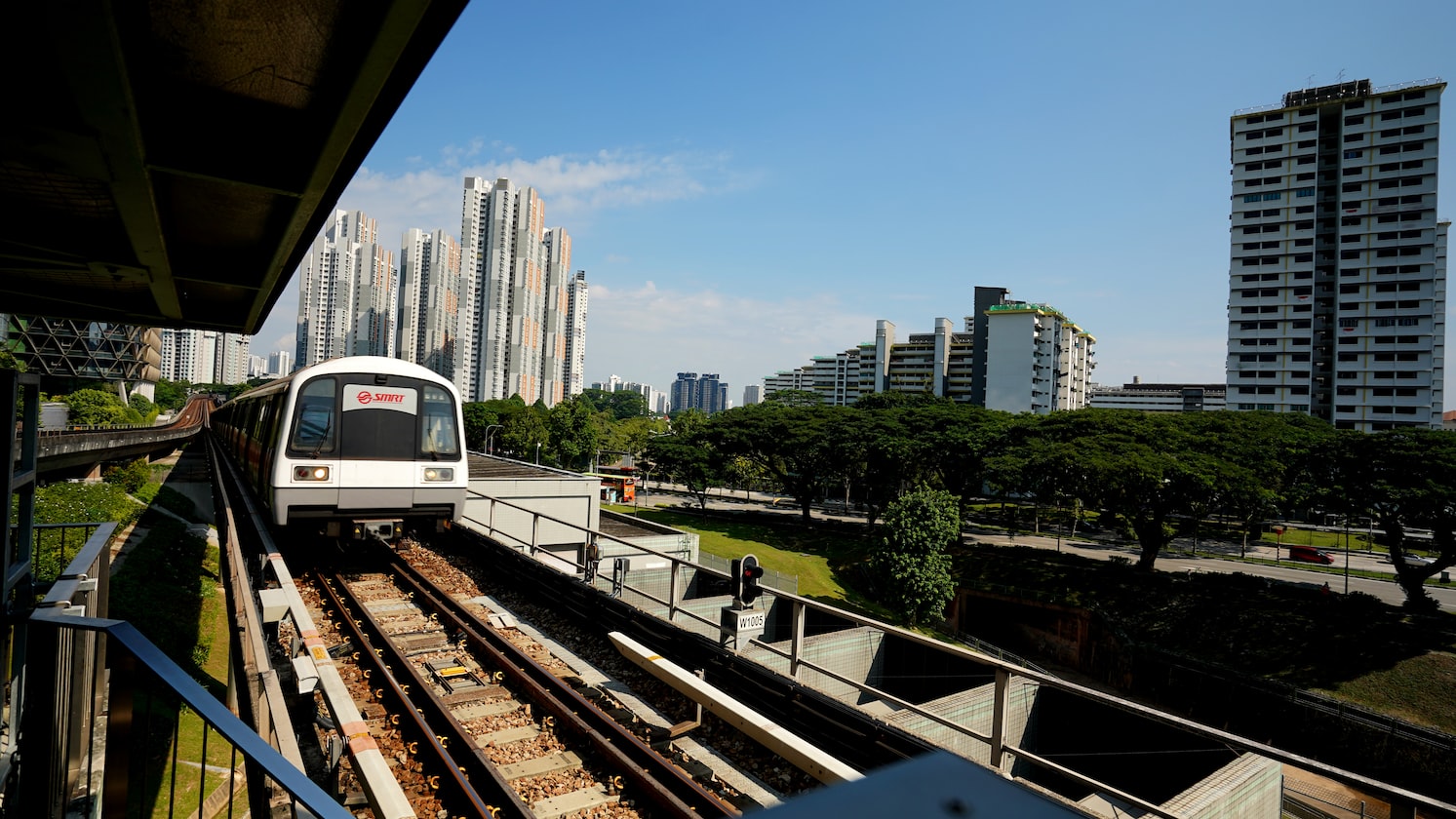MAN SICK OF SQUEEZING ON MRT EVERY DAY, BUT TOO BROKE TO BUY CAR